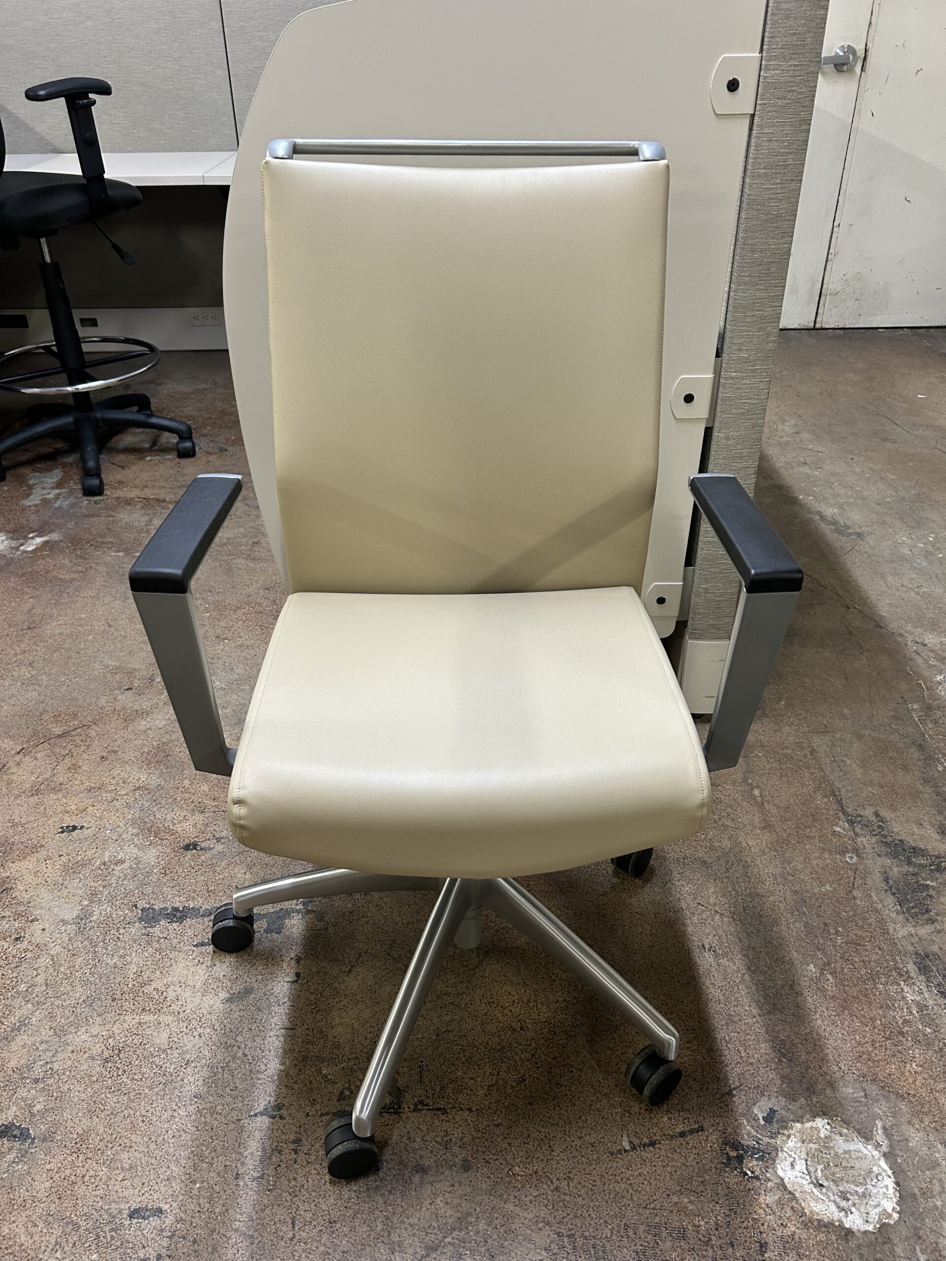 Used SitOnIt Sona Beige Executive Task Chair